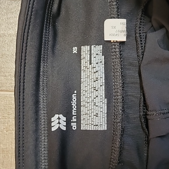 In motion workout shorts - Picture 2 of 9